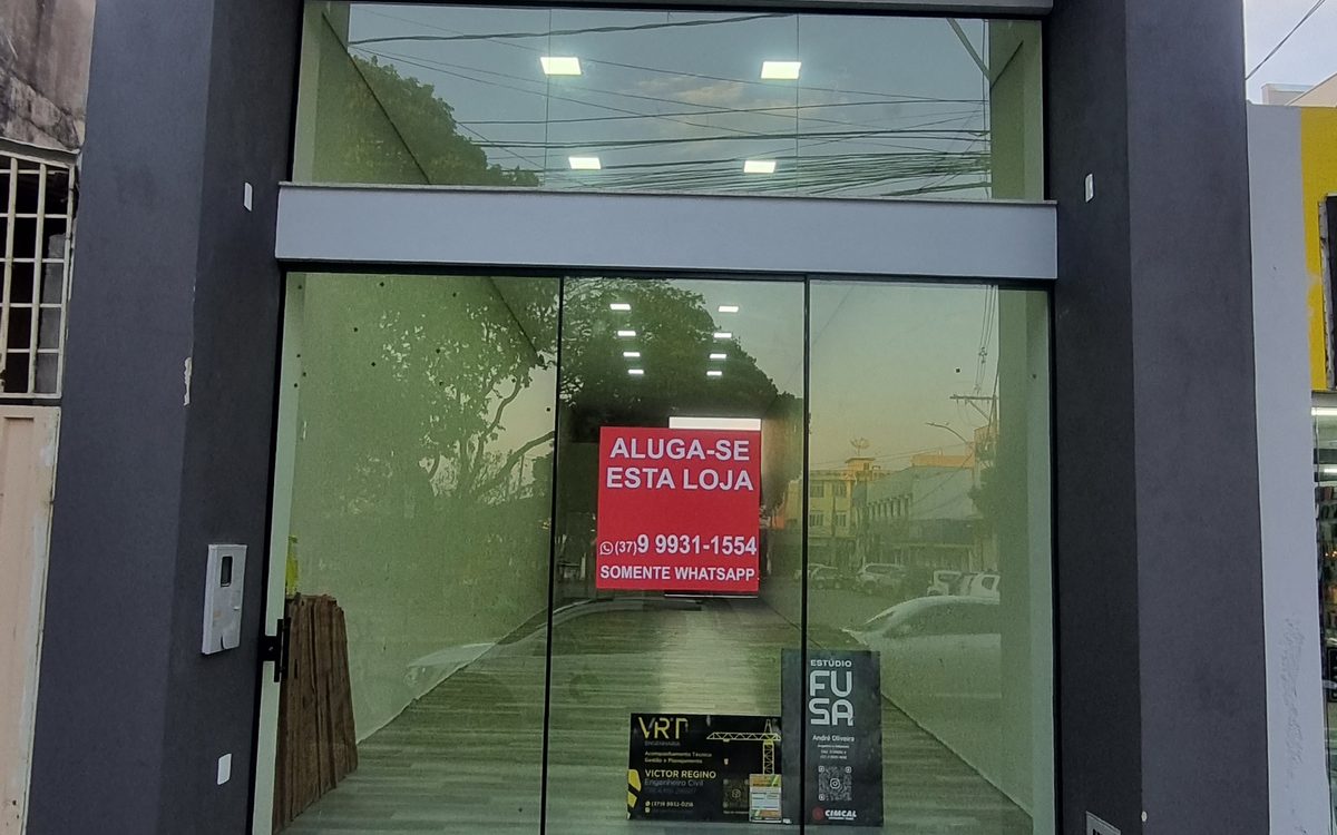 Loja comercial no centro de Lagoa da Prata — fachada de vidro entregue