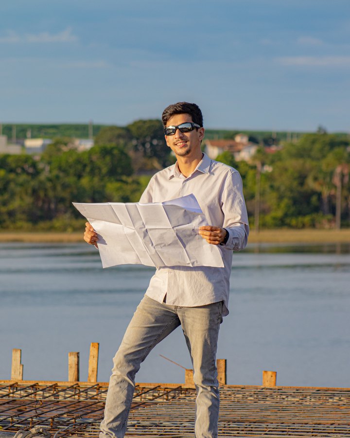 Victor Regino, engenheiro civil e fundador da VTOR Engenharia, analisando o projeto no canteiro de obras